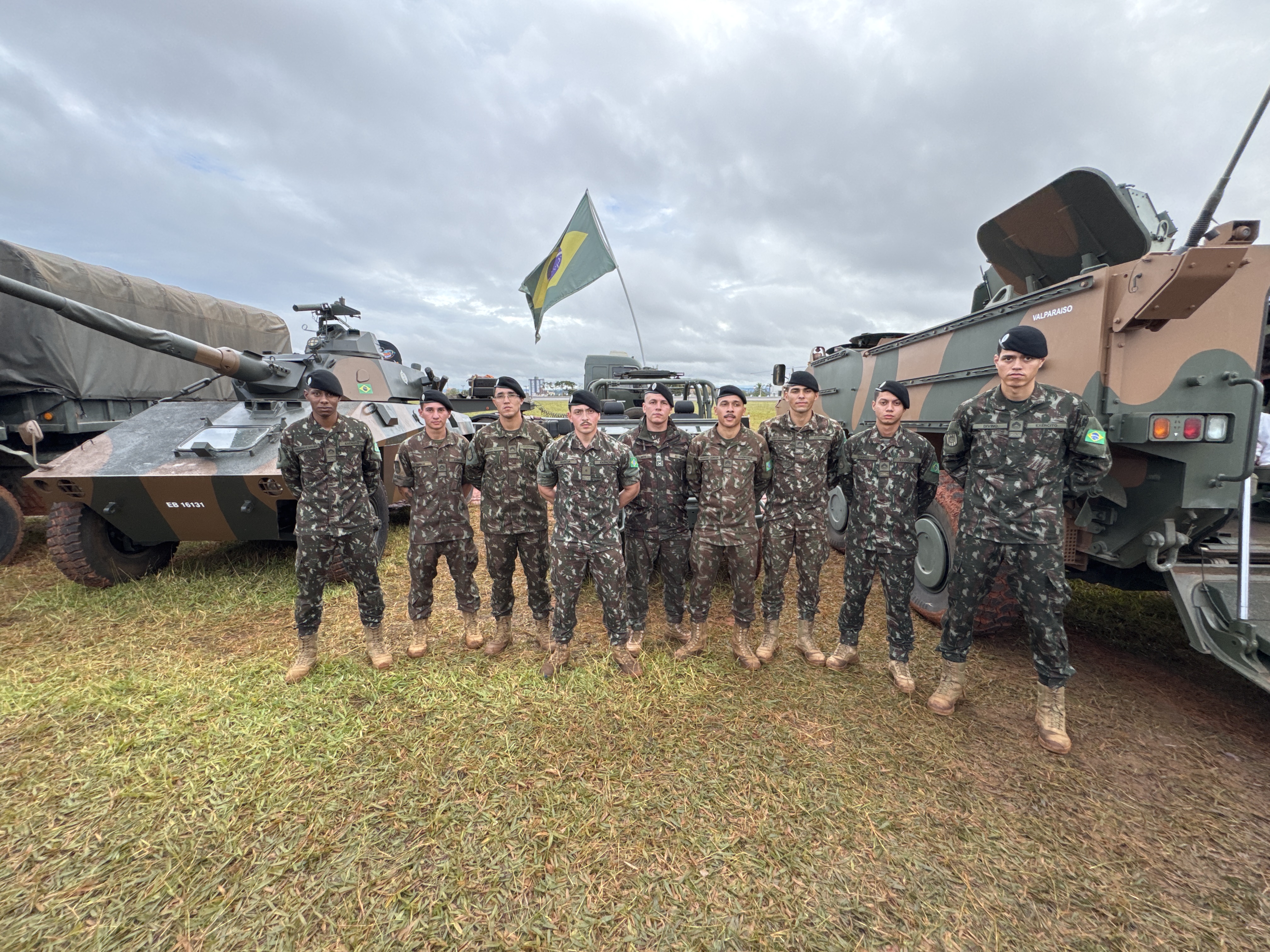 Viaturas blindadas do Exército Brasileiro atraem visitantes no Arraiá Aéreo 2026