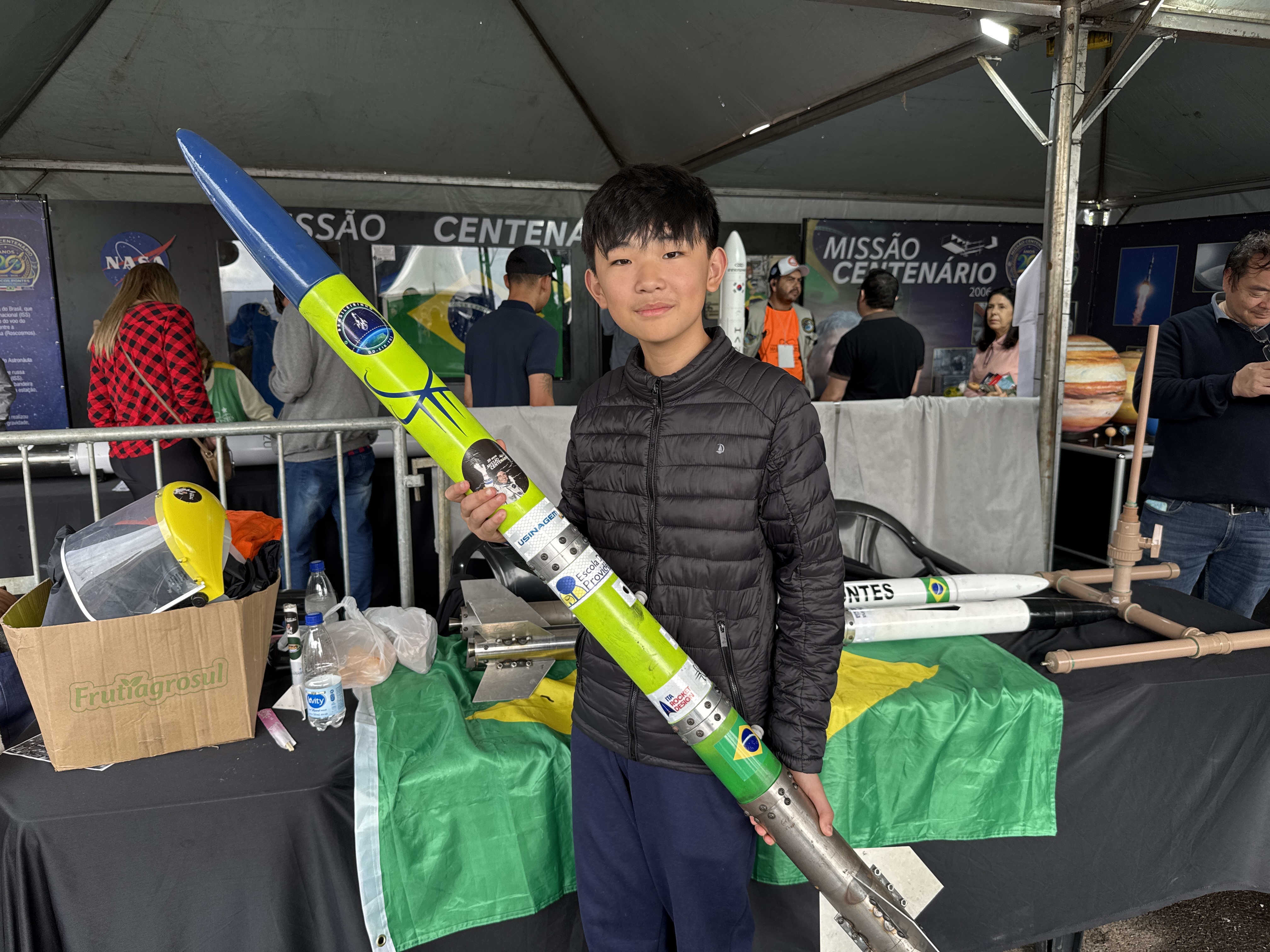 Jovem inventor de Jundiaí apresenta foguetes desenvolvidos no projeto Decola Divinamente no Arraiá Aéreo 2026