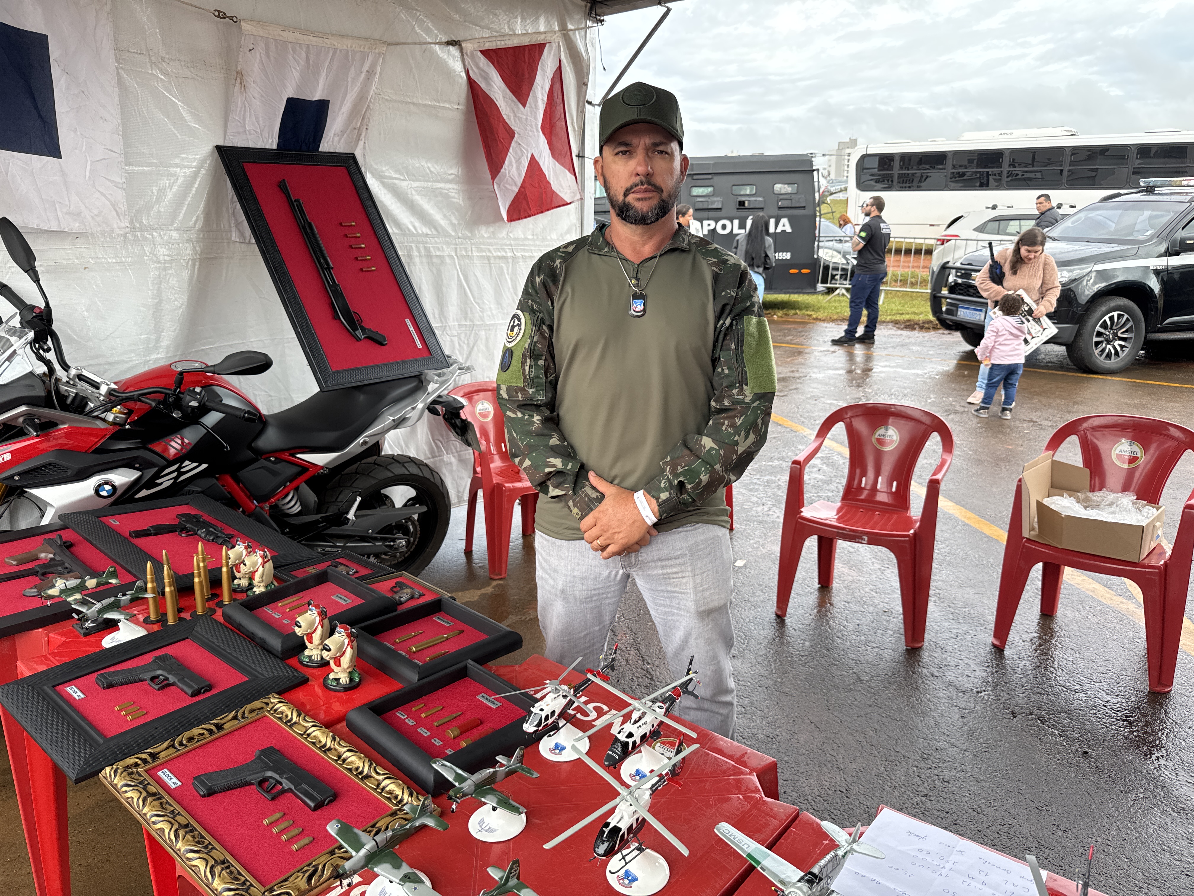 Exposição de armamentos e equipamentos históricos atrai visitantes no Arraiá Aéreo 2026